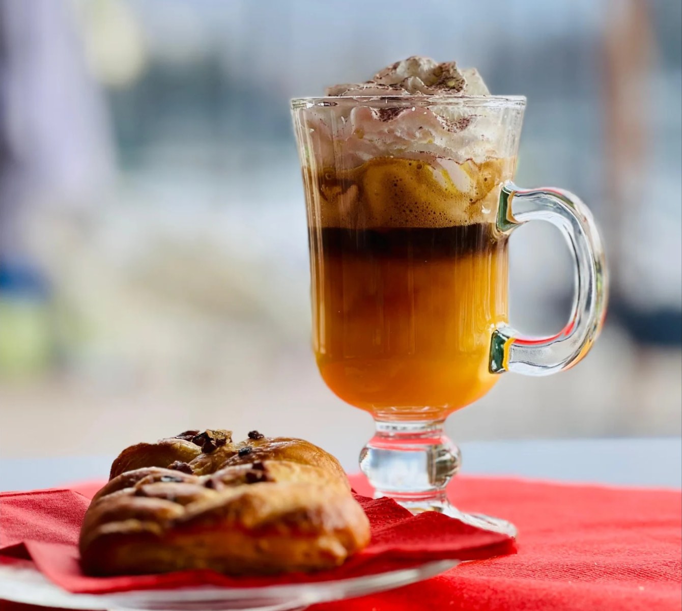 Cappuccino gourmet con panna sullo sfondo dello Sport Village
